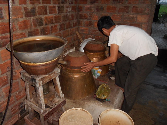 Quy trình nấu và ngâm rượu Hồng Đào của người Quảng Nam