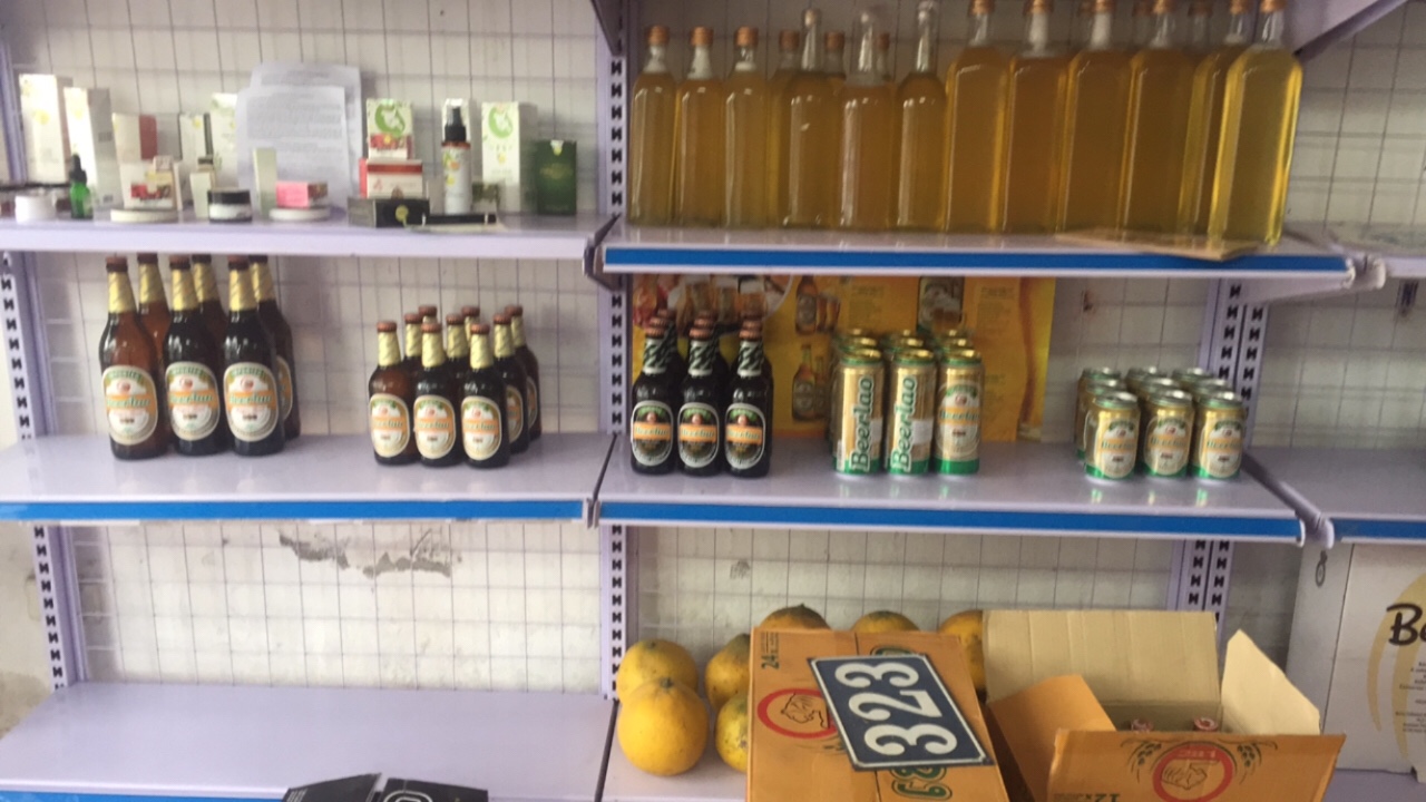 Cửa hàng bán bia Lào